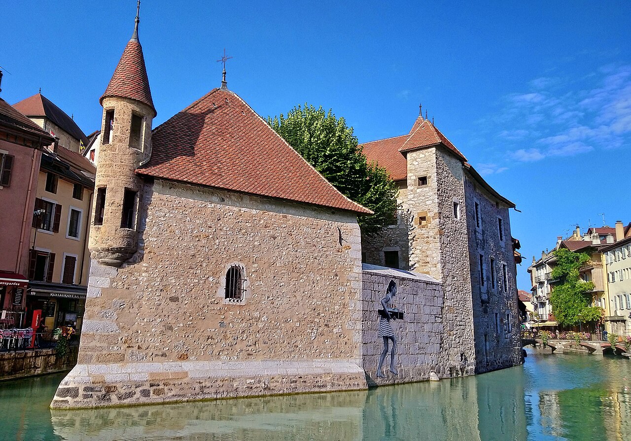 Annecy old-town canal