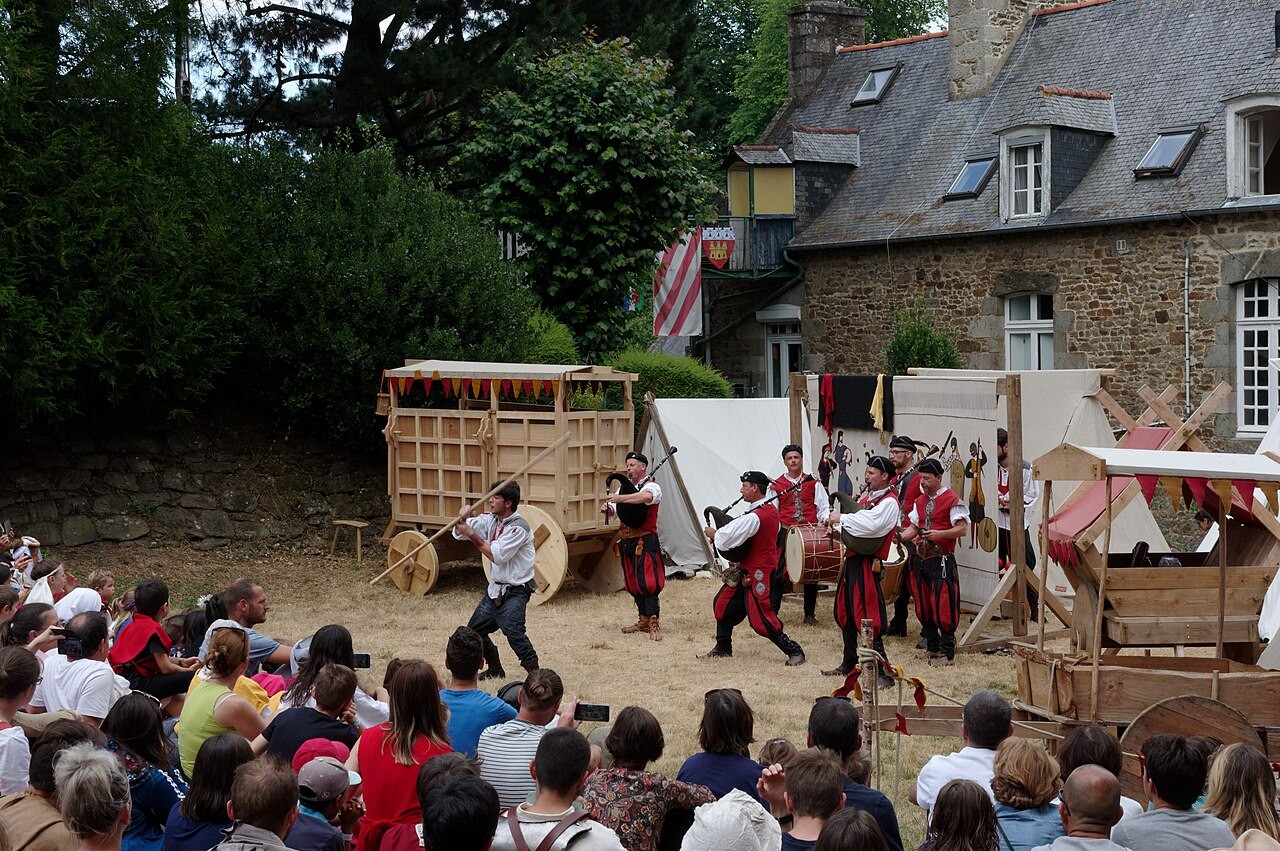 Dinan medieval street performance
