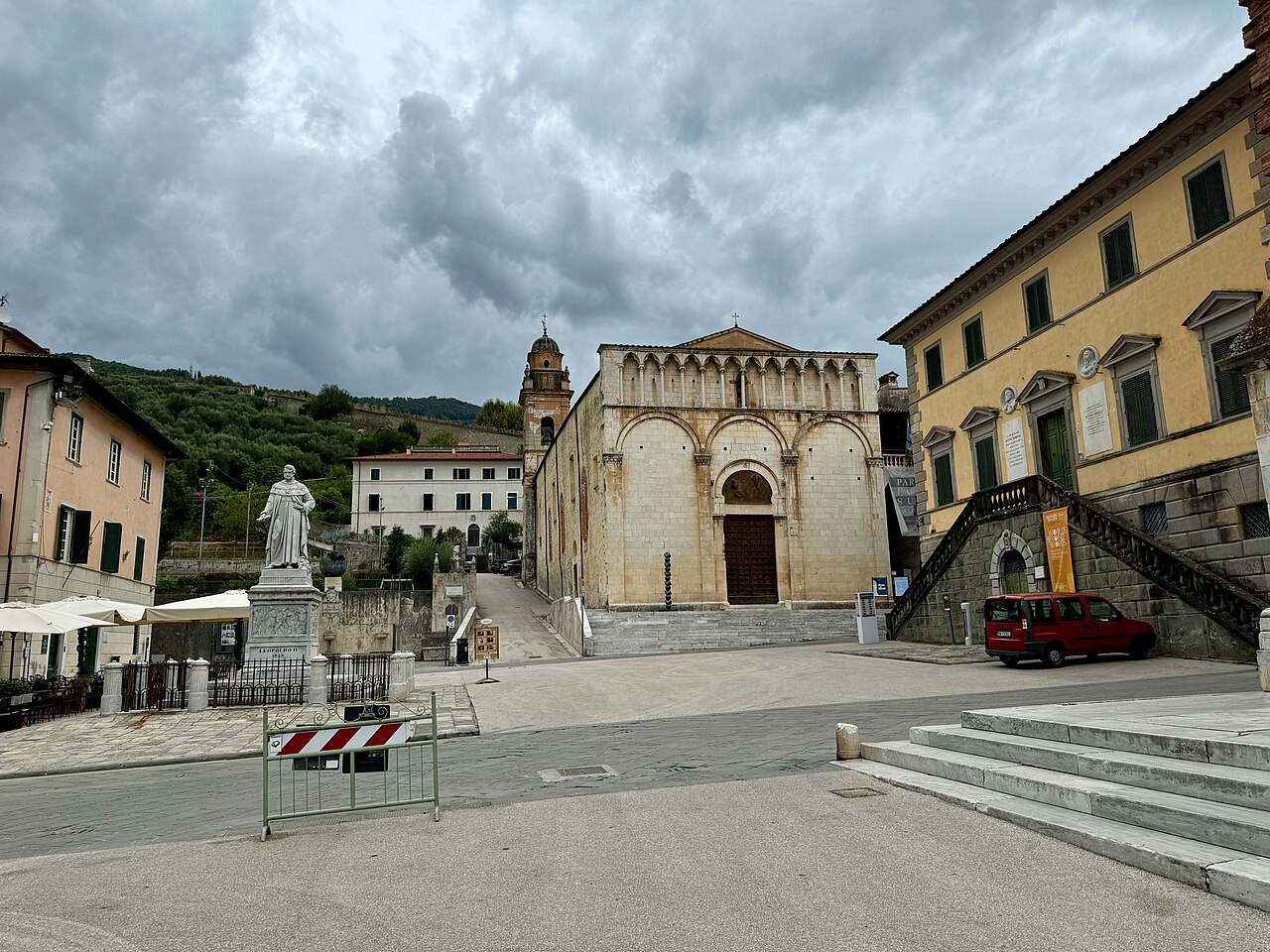 Pietrasanta Piazza Duomo