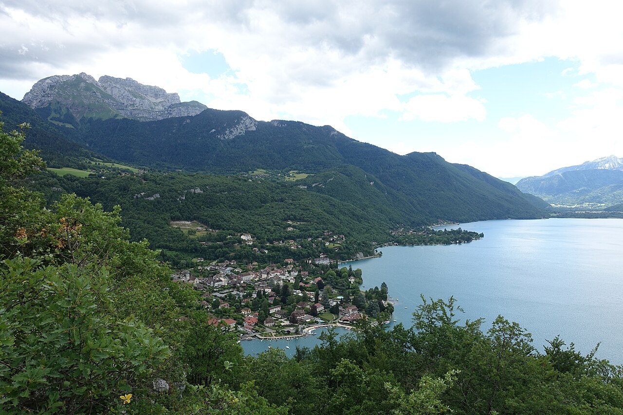 Talloires lake village